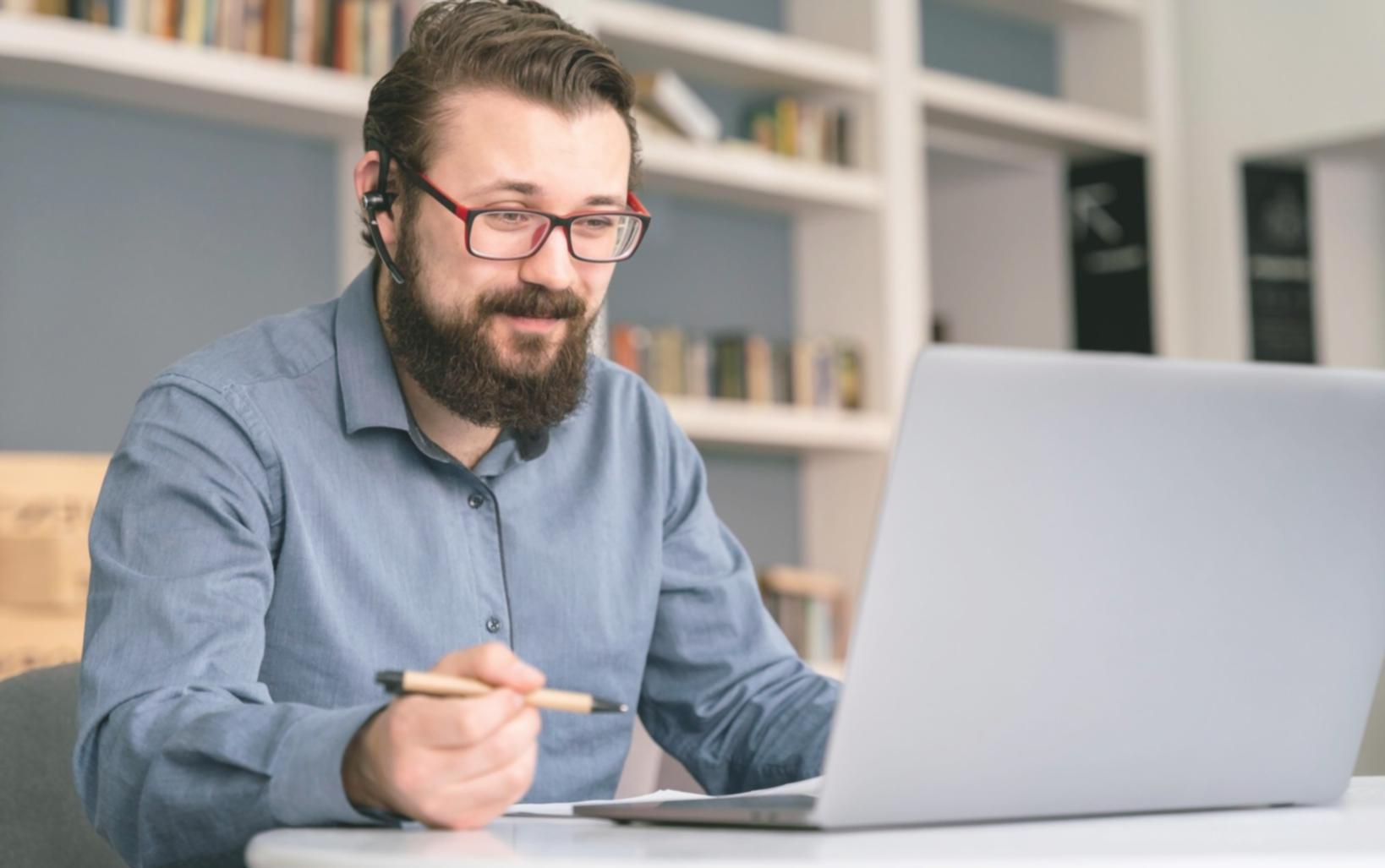 Profesionales analizando datos financieros en oficina moderna