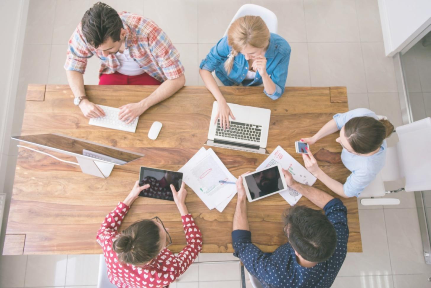 Estudiantes participando activamente en sesión virtual de aprendizaje colaborativo